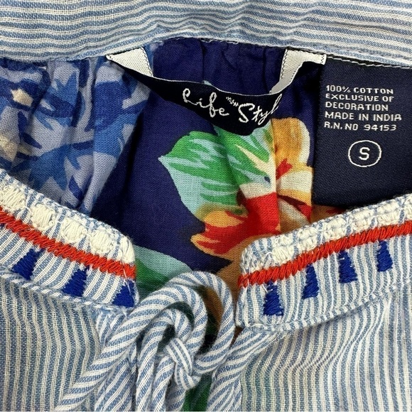 LIFE STYLE Sz S Mini Stripe and Floral Keyhole Top NWT - Picture 8 of 11